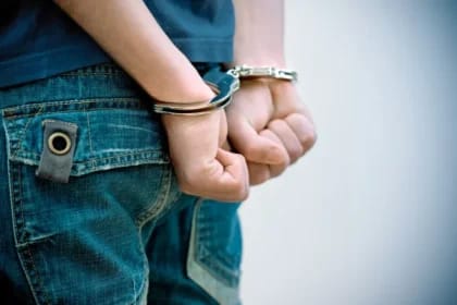 Doi indivizi reținuți pentru amenințări cu moartea la adresa unui polițist și a unui jandarm