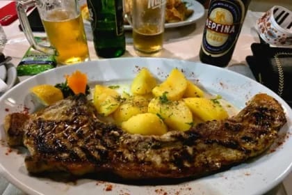Cât plătești pentru o friptură, un burger sau cartofi prăjiți în Thassos: „Prețurile mi s-au părut corecte