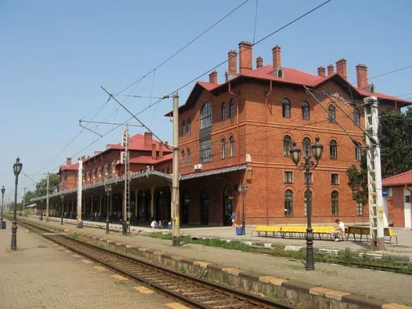 Cea mai frumoasă gară din România, un monument istoric cu o poveste de orfelinat, surprinde prin farmecul său aparte