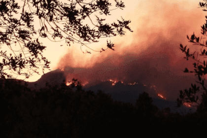 Peste 18.000 de oameni izolați din cauza unui incendiu devastator în Catalonia