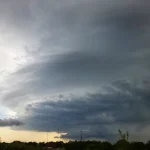 După caniculă, furtuni violente lovesc județele sub Cod portocaliu cu rafale de vânt de până la 90 km/h