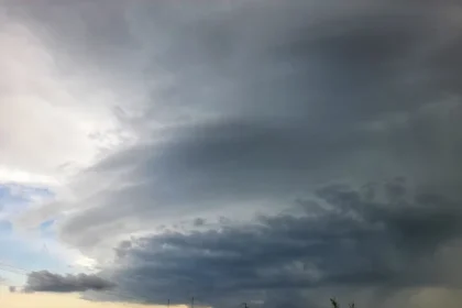 După caniculă, furtuni violente lovesc județele sub Cod portocaliu cu rafale de vânt de până la 90 km/h