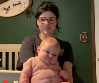 Bebeluș de 4 luni cu greutatea impresionantă de peste 10 kg, atrage toate privirile!