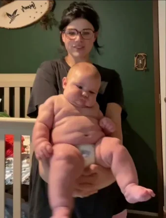 Bebeluș de 4 luni cu greutatea impresionantă de peste 10 kg, atrage toate privirile!