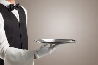 Salariul neașteptat al ospătarului care lucra pentru angajații Guvernului: „Prindea o masă după fiecare ședință