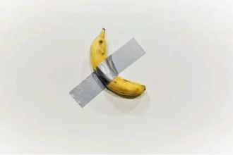 Lucrarea „Comedian”, celebra banană lipită de perete, a fost mâncată de un vizitator, dar a fost reinstalată rapid
