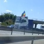 Protest pe A1: șofer de TIR blochează autostrada fluturând steagul României; traficul reluat, manifestanții reținuți de poliție