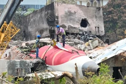 Pilotul Air India, prins într-o dramă personală, suspectat de prăbușirea intenționată a avionului