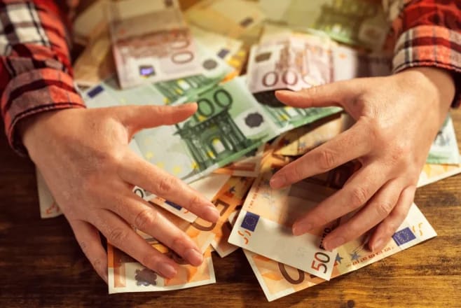 Joburile în care românii simpli câștigă salarii comparabile cu ale directorilor de stat: „Cel mai bine plătit ia 11.000 de euro lunar, iar cel mai prost 6.000