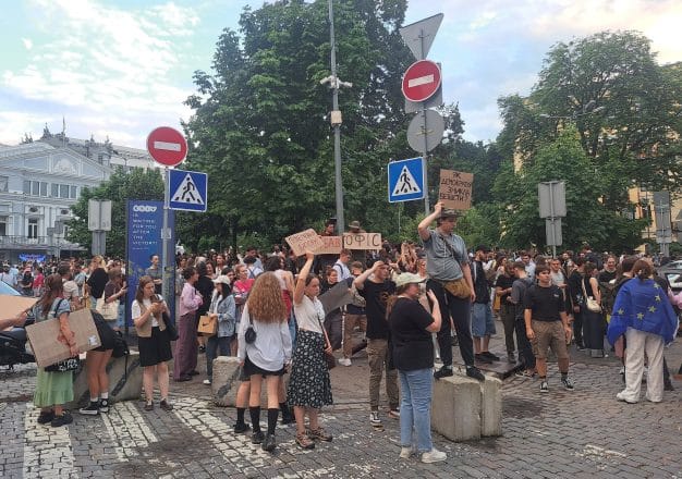 Furie în Ucraina: Proteste izbucnesc la Kiev după promulgarea legii ce slăbește organismele anticorupție
