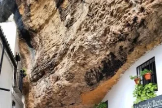 Descoperă așezarea unică din Europa, ascunsă sub o stâncă