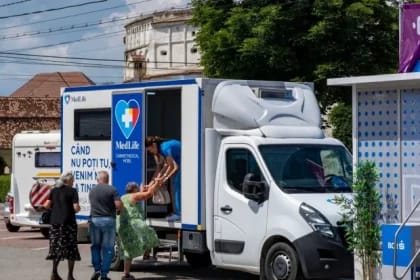 MedLife sprijină comunitățile vulnerabile: peste 300 de locuitori din satele Brașovului și Alba au primit analize și consultații medicale gratuite în 6 zile, prin proiectul Caravana cu Sănătate