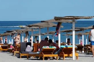 Litoralul atrage turiști cu reduceri „all inclusive” spectaculoase în plin sezon. Cu cine se bate Riviera Românească la prețuri?