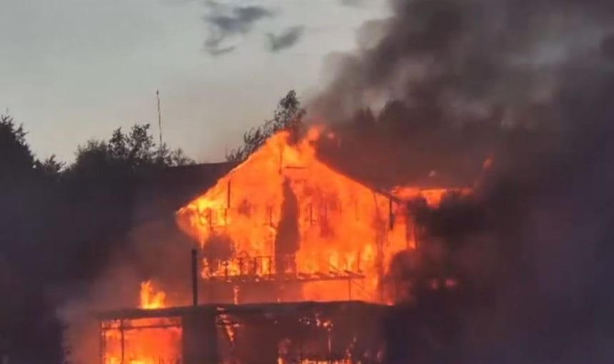 Incendiu puternic la grajdul unei pensiuni din Râșnov: Arafat confirmă că nu există victime