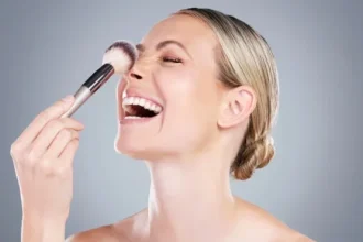 Patru trucuri esențiale de machiaj care îți transformă complet fața în 5 minute: ascunde ridurile, ridică pleoapele și oferă un ten perfect
