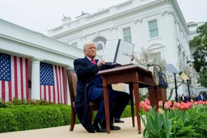 Noile tarife americane intră în vigoare astăzi și afectează zeci de țări; Trump anunță „miliarde” pentru SUA