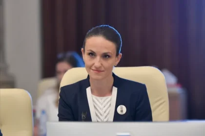 Românii din Cernăuți solicită ajutor urgent pentru salvarea școlilor românești. Răspunsul Oanei Țoiu
