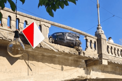 Mașină a rupt balustrada unui pod în centrul Timișoarei și a fost la un pas să cadă în râul Bega