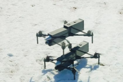 Dezvoltatorii sud-coreeni au creat drone AI care permit controlul simultan a 100 de FPV-uri de către un singur pilot