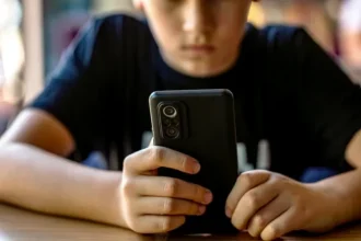 Tinerii români, prinși în capcana rețelelor sociale: vara, telefonul domină viața lor