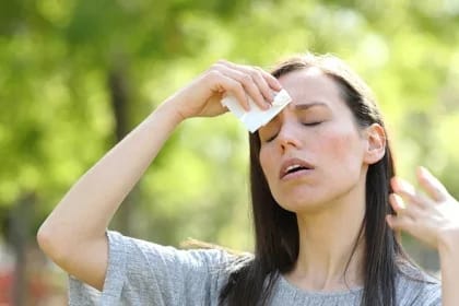 Cum să scapi rapid de transpirația excesivă: cele mai eficiente trucuri pentru îngrijirea pielii