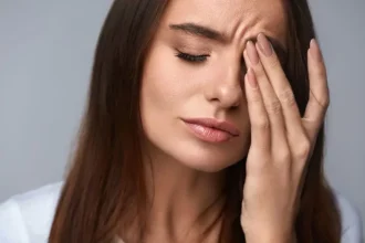Obiceiul inofensiv care periclitează grav vederea. Specialiștii trag un semnal de alarmă: „Opriți-vă imediat!