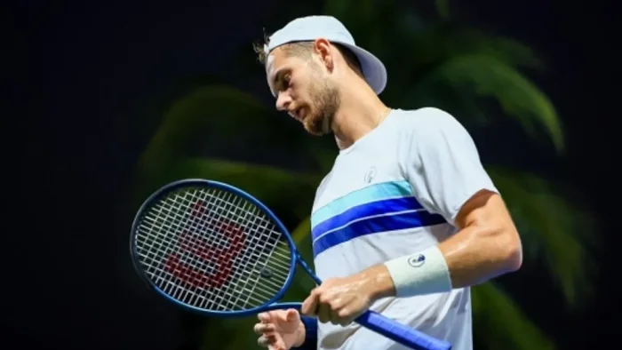 Jucător de tenis descalificat la turneu în Grecia după ce a făcut duș în pauză Jucător de tenis descalificat la turneu în Grecia după ce a făcut duș în pauză