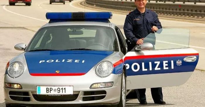 Băiat de 10 ani abandonat într-o benzinărie din Austria, părinții au observat absența sa după 30 de minute