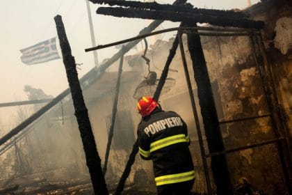 Incendii devastatoare în pădurile Greciei: Aproape 8.000 de persoane evacuate, zeci de pompieri români în luptă cu flăcările