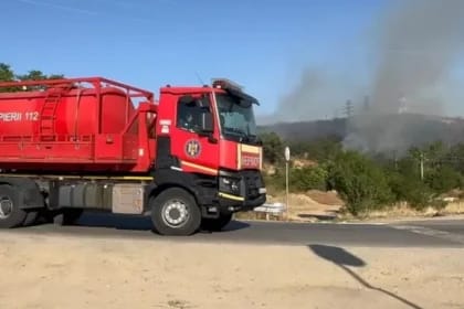 Incendiu violent la Slatina: flăcările amenință locuințele din vecinătatea stației de epurare