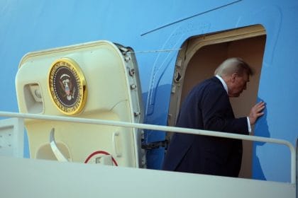 Summit decisiv în Alaska: Trump în zbor spre întâlnirea cu Putin, clarificând rolul său față de Ucraina