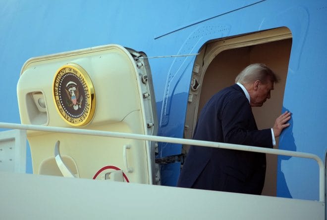 Summit decisiv în Alaska: Trump în zbor spre întâlnirea cu Putin, clarificând rolul său față de Ucraina