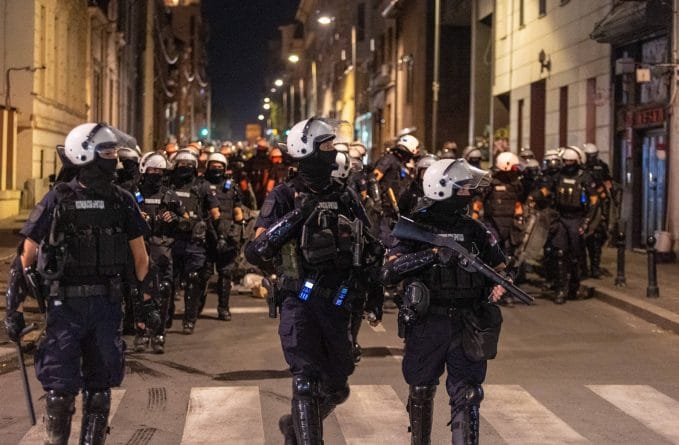 Violențe la protestele antiguvernamentale din Serbia: acuzații grave de brutalitate polițienească împotriva manifestanților