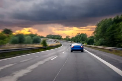 Cum să reacționezi corect la pana pe autostradă: obligațiile esențiale ale șoferilor în situații critice