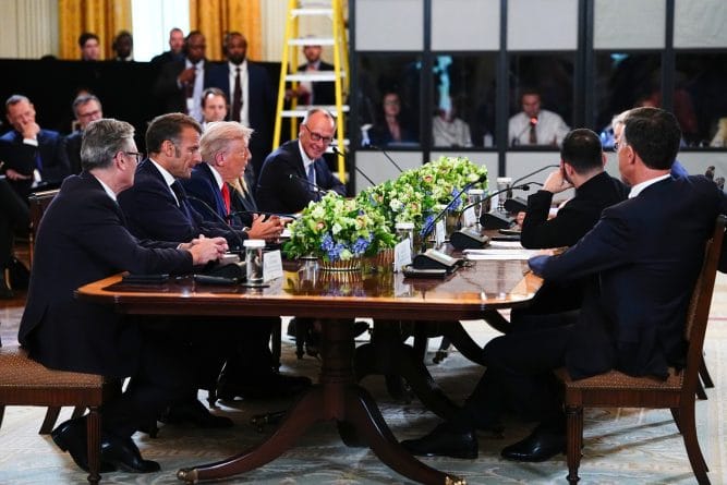 Reacția Rusiei la întâlnirea decisivă dintre Donald Trump și liderii Europei: „Caută firimituri pe la mese Reacția Rusiei la întâlnirea decisivă dintre Donald Trump și liderii Europei: „Caută firimituri pe la mese