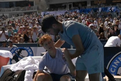 Jannik Sinner abandonează finala de la Cincinnati la scorul de 5-0 în fața lui Carlos Alcaraz: „Nu mai pot!