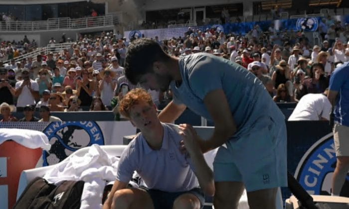 Jannik Sinner abandonează finala de la Cincinnati la scorul de 5-0 în fața lui Carlos Alcaraz: „Nu mai pot!