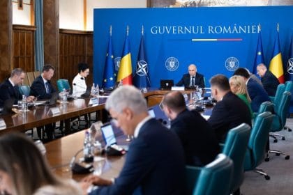 Guvernul Bolojan restrânge privilegii: ordonanța care blochează transferurile și cumulul pensie-salariu dezvăluită