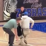 Elevul agresiv imobilizat de polițist cu o tehnică surprinzătoare din wrestling după atacul asupra profesorului