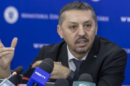 Daniel David, ministrul Educaţiei, susține că pensia și salariul pot coexista, alianță surprinzătoare cu sindicatele