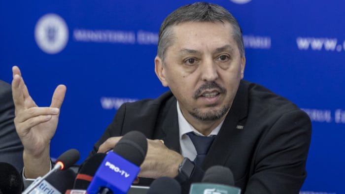 Daniel David, ministrul Educaţiei, susține că pensia și salariul pot coexista, alianță surprinzătoare cu sindicatele