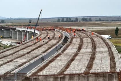 Bolojan garantează finanțarea Autostrăzii Moldovei: plăți lunare între 800 milioane și 1 miliard de lei