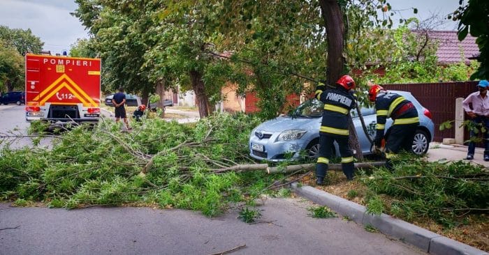 Furtunile de vineri seară au cauzat trei decese, inclusiv doi caiacari înecați în lacul Snagov