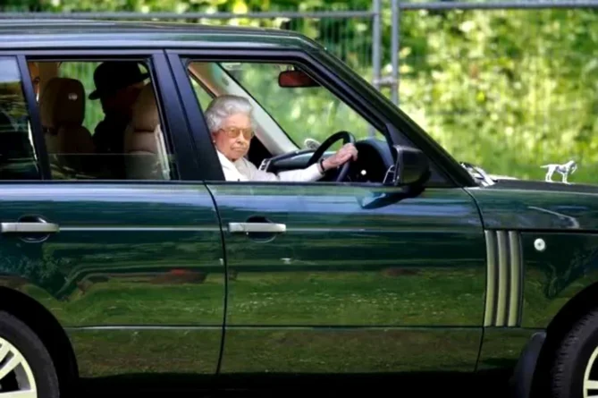 Range Rover-ul regal al Reginei Elisabeta a II-a, vândut la licitație pentru o sumă record mondială