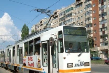 Tinere agresate într-un tramvai din București: o victimă transportată de urgență la spital