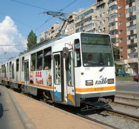 Tinere agresate într-un tramvai din București: o victimă transportată de urgență la spital