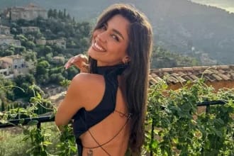 Mira incendiază destinația de vacanță cu o ținută ultra sexy ce îi lasă fără cuvinte pe admiratori