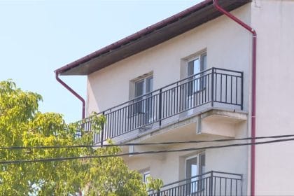 Negociatori și trupe speciale la Otopeni pentru a-l convinge pe bărbatul baricadat, suspect de uciderea copilului vitreg, să se predea