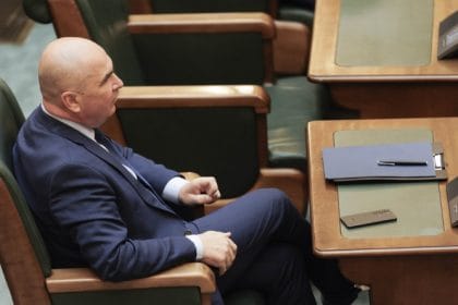 Coaliția pregătește tăierea a 70.000 de posturi din administrația publică, nemulțumiri în PSD și UDMR