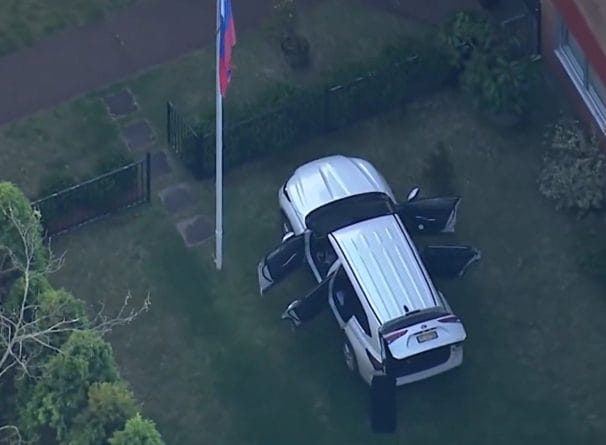 Bărbat intră cu mașina în porțile consulatului rus din Sydney: intervenție armată de urgență Bărbat intră cu mașina în porțile consulatului rus din Sydney: intervenție armată de urgență